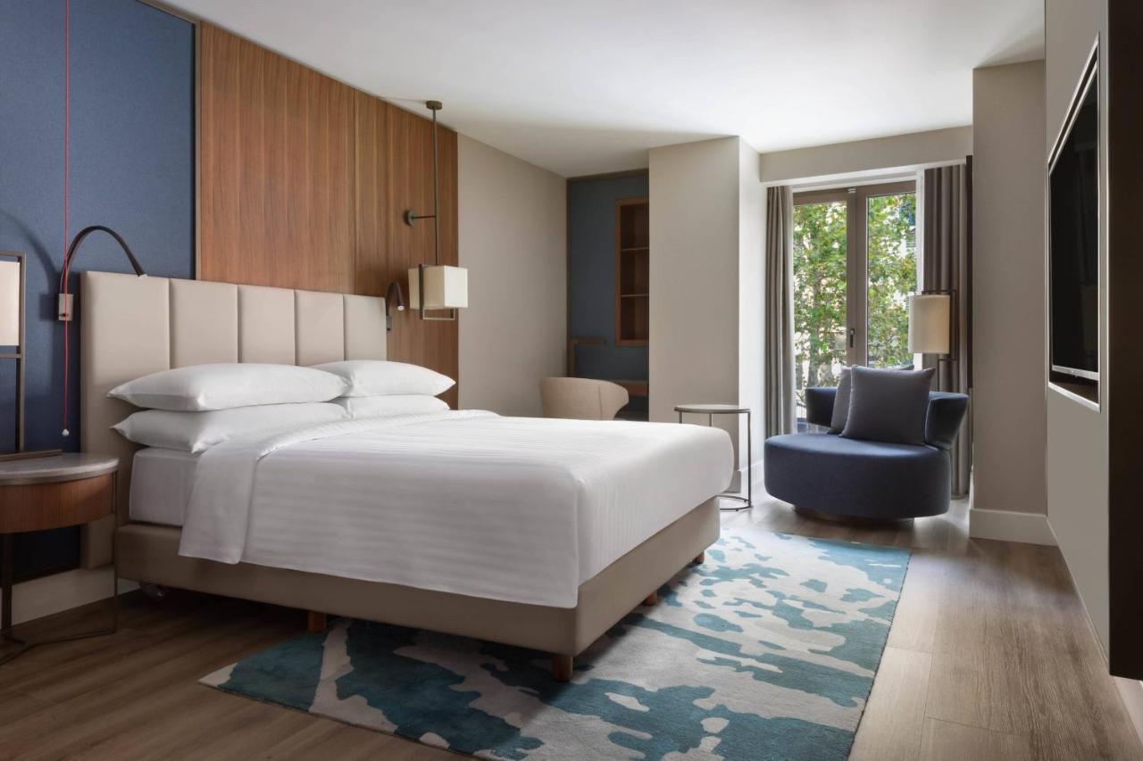 Izmir Marriott Hotel Bagian luar foto A guest room at the hotel