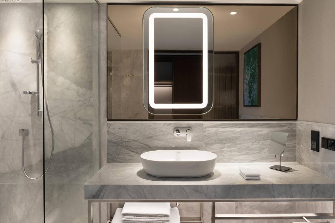 Izmir Marriott Hotel Bagian luar foto Bathroom