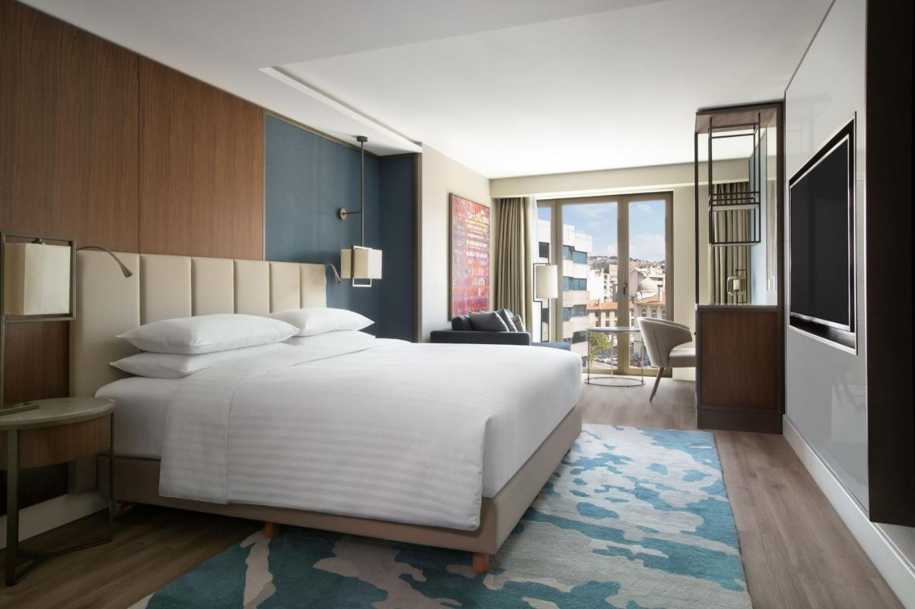 Izmir Marriott Hotel Bagian luar foto A guest room at the hotel