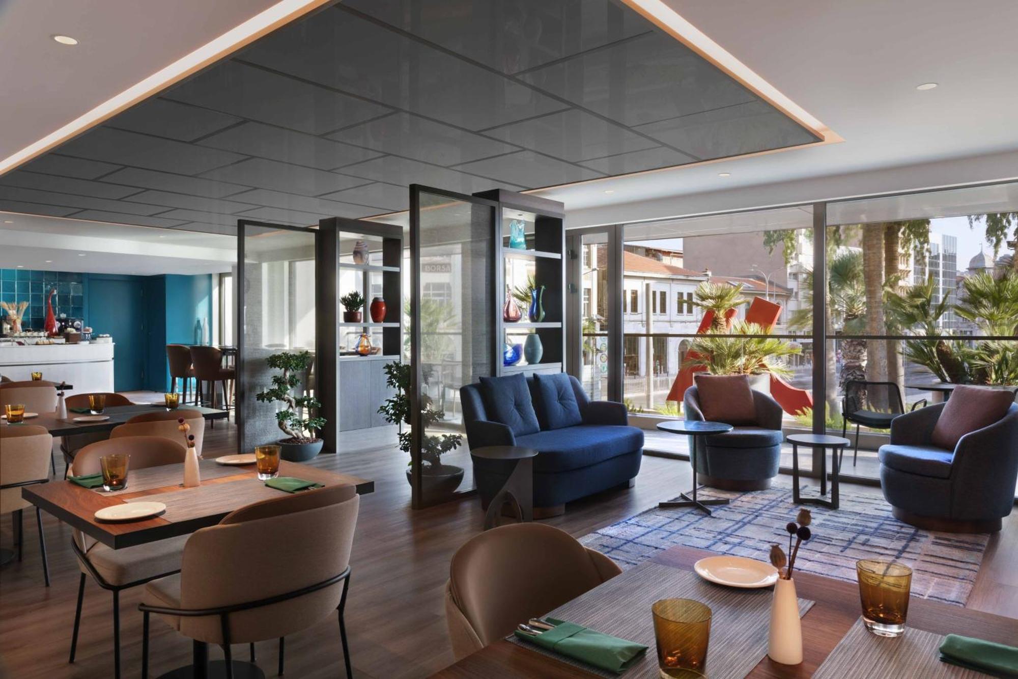 Izmir Marriott Hotel Bagian luar foto The Lounge at the Hotel