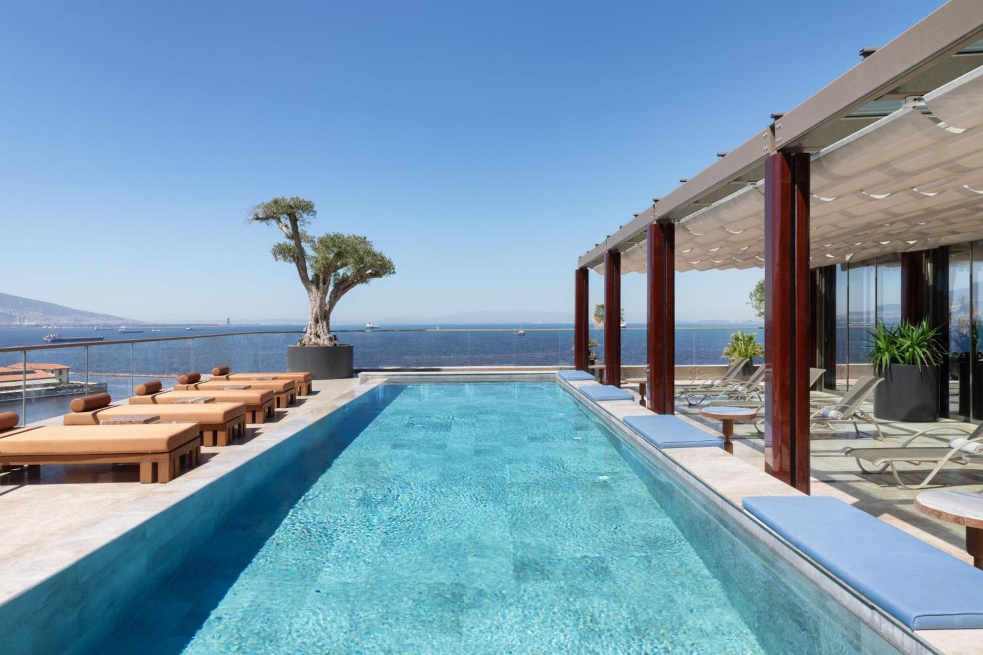 Izmir Marriott Hotel Bagian luar foto The pool at the 12th floor