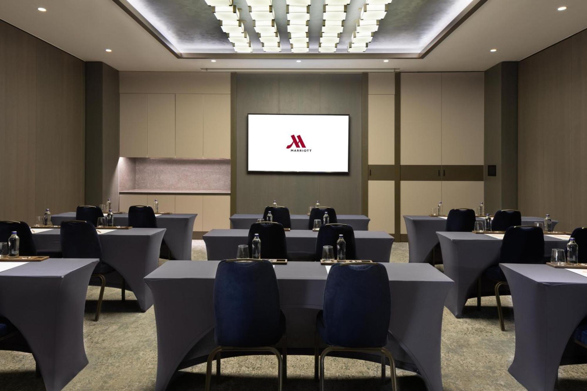 Izmir Marriott Hotel Bagian luar foto A typical meeting room